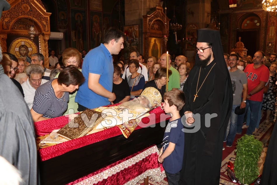 Πλήθος κόσμου προσκυνά τώρα το σκήνωμα του Μακαριστού Νικολάου (εικόνες, βίντεο)